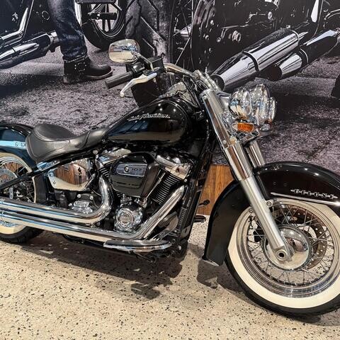 MY18 Harley-Davidson® Deluxe FLDE Vivid Black thumb 0