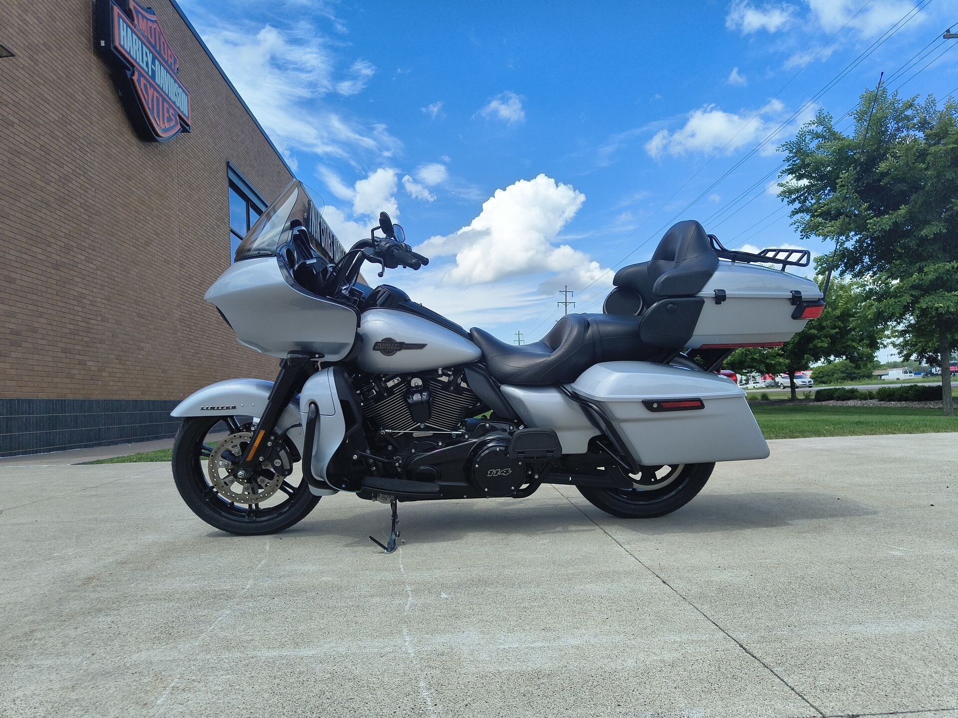 2023 Harley-Davidson® Road Glide® Limited Atlas Silver Metallic
