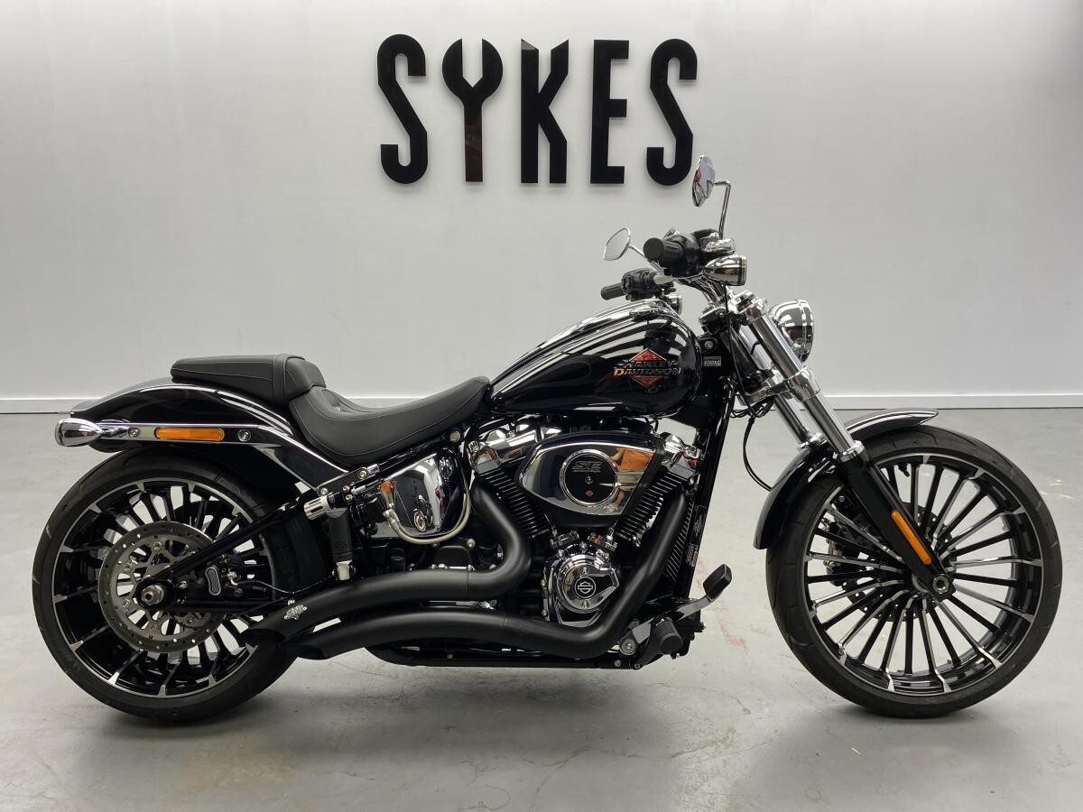 2025 Harley-Davidson FXBR 117 Softail Breakout in Vivid Black