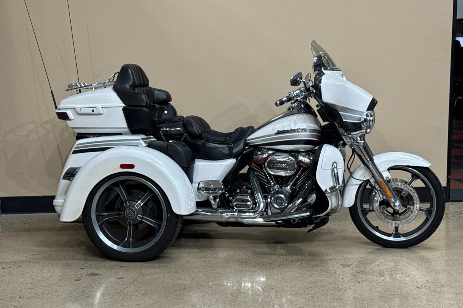 FLHTCUTGSE 2020 CVO™ Tri Glide®