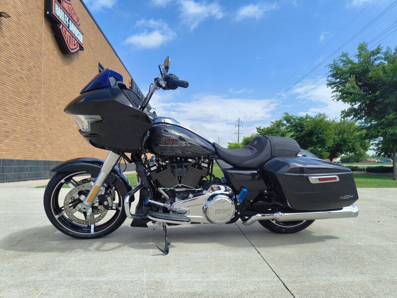 2026 Harley-Davidson® Road Glide® Midnight Ember Two-up Cast Wheels