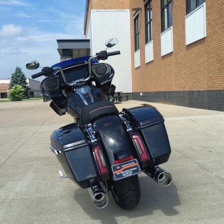 2026 Harley-Davidson® Road Glide® Midnight Ember Two-up Cast Wheels thumb 0