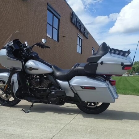2023 Harley-Davidson® Road Glide® Limited Atlas Silver Metallic thumb 2
