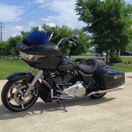 2026 Harley-Davidson® Road Glide® Midnight Ember Two-up Cast Wheels thumb 3