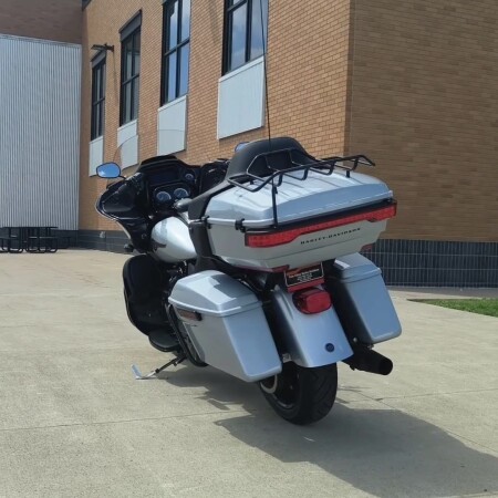 2023 Harley-Davidson® Road Glide® Limited Atlas Silver Metallic thumb 1