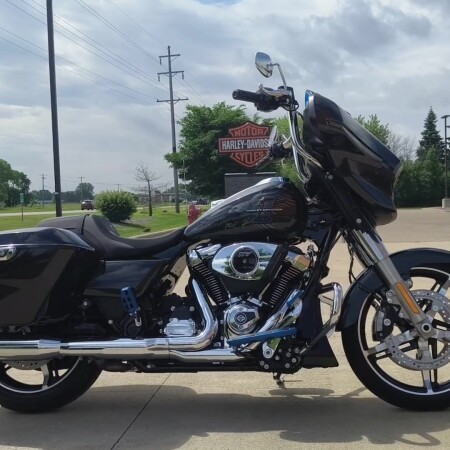 2026 Harley-Davidson® Street Glide® Midnight Ember Chrome Trim thumb 2