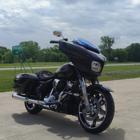 2026 Harley-Davidson® Street Glide® Midnight Ember Chrome Trim thumb 1