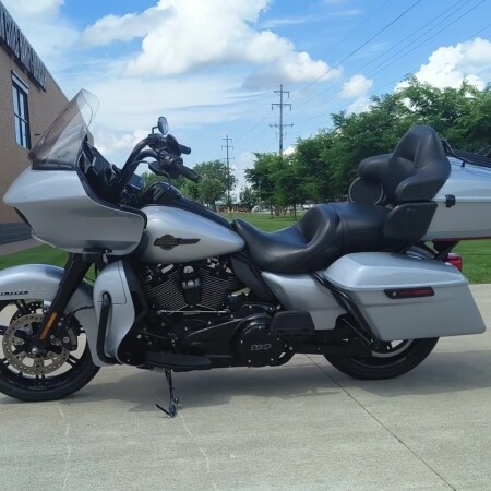 2023 Harley-Davidson® Road Glide® Limited Atlas Silver Metallic thumb 3