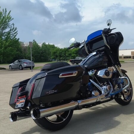 2026 Harley-Davidson® Street Glide® Midnight Ember Chrome Trim thumb 3