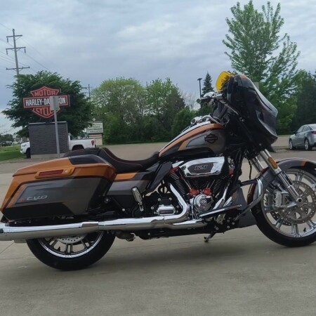 2026 Harley-Davidson® CVO Street Glide Torched Orange CVO Tri-Tone thumb 2