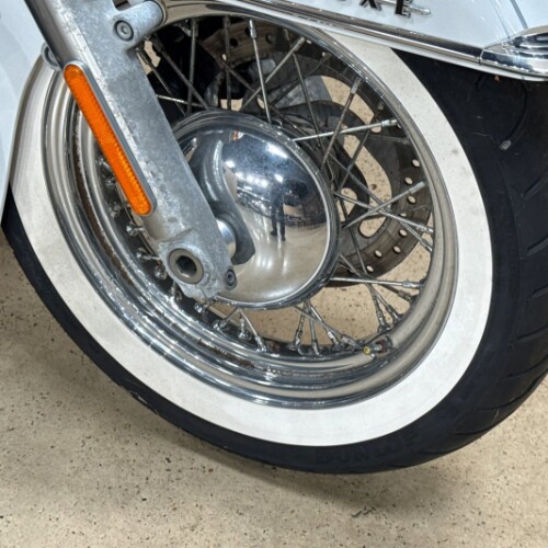 2020 Harley-Davidson® Deluxe Stone Washed White Pearl thumb 2
