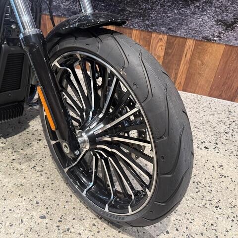 MY25 Harley-Davidson Softail Breakout 117 w/ABS (FXBR) Vivid Black thumb 0