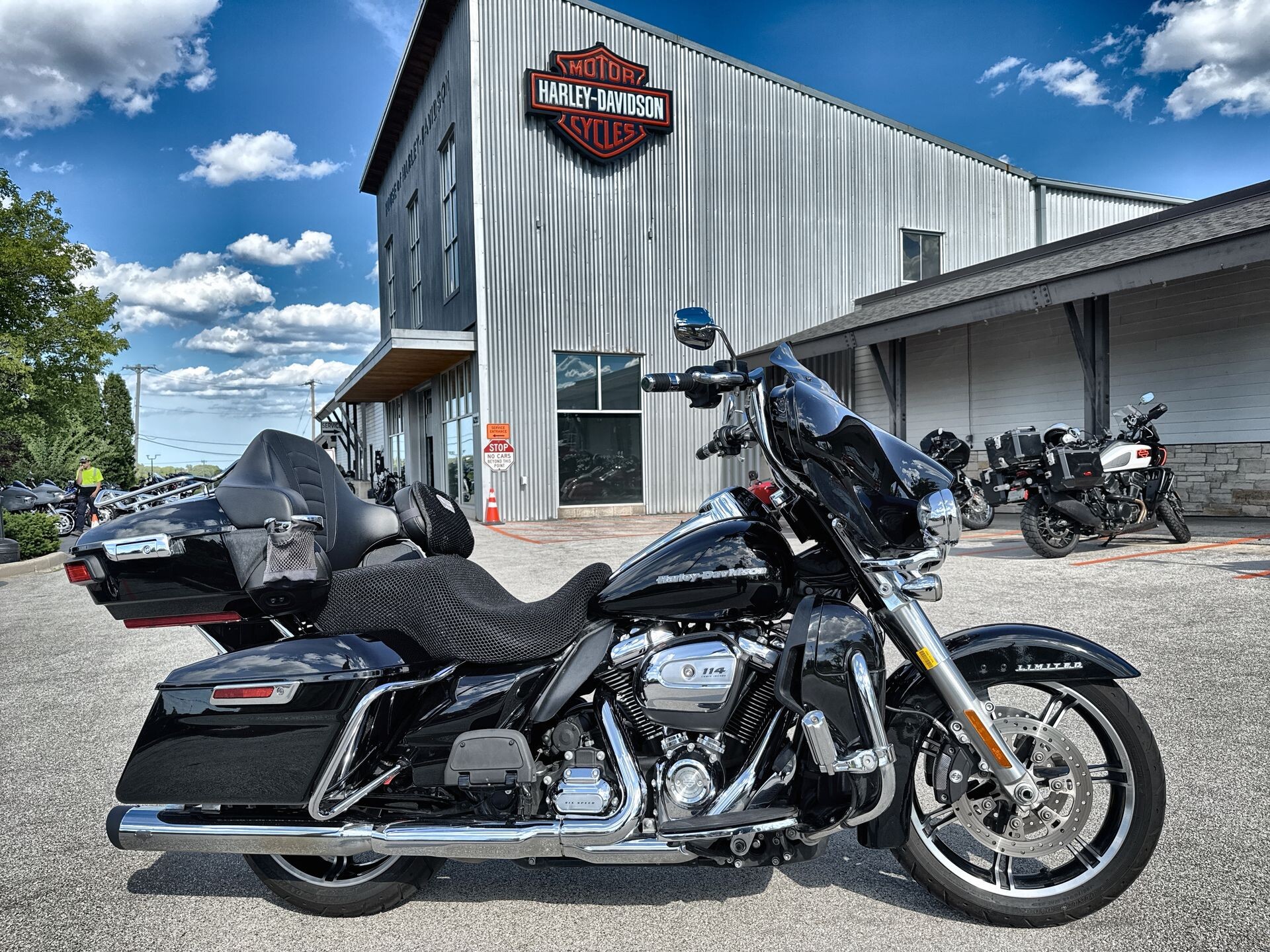 2022 Harley-Davidson® Ultra Limited Vivid Black