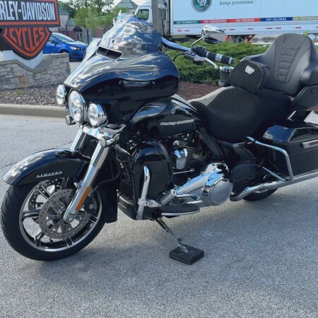 2022 Harley-Davidson® Ultra Limited Vivid Black thumb 1