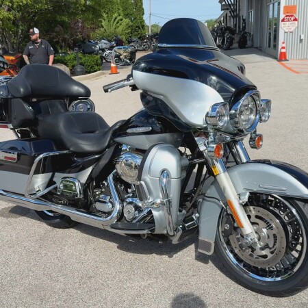 2012 Harley-Davidson® Electra Glide® Ultra Limited Two-Tone Midnight Pearl/Brilliant Silver thumb 3