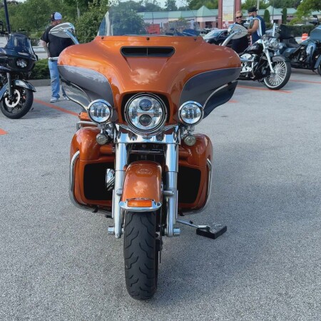 2015 Harley-Davidson® Electra Glide® Ultra Classic™ Two-Tone Amber Whiskey/Charcoal Pearl thumb 2