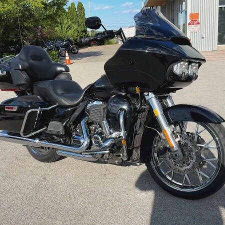 2019 Harley-Davidson® Electra Glide® Ultra Classic® Vivid Black thumb 3