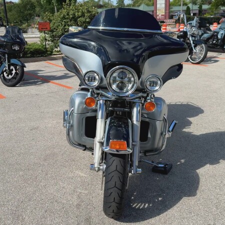 2012 Harley-Davidson® Electra Glide® Ultra Limited Two-Tone Midnight Pearl/Brilliant Silver thumb 2