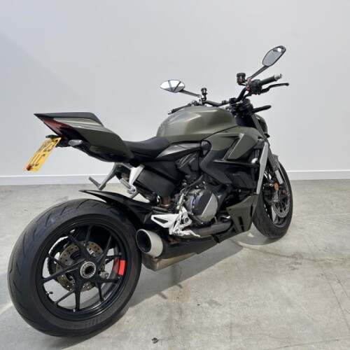 Ducati Streetfighter V2, 2023 Model, 2900 miles, Storm Green Livery thumb 2