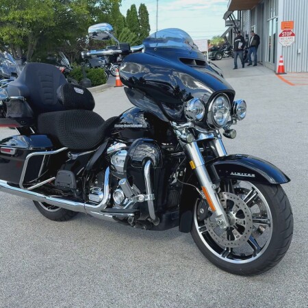 2022 Harley-Davidson® Ultra Limited Vivid Black thumb 3