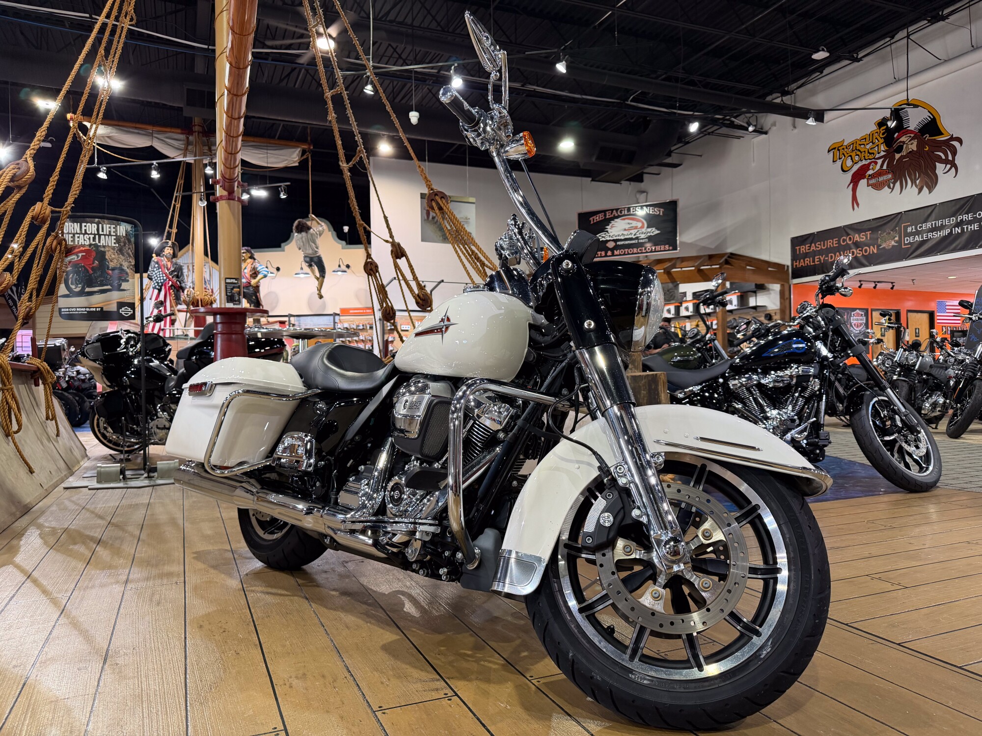 Harley-Davidson® FLHP 2023