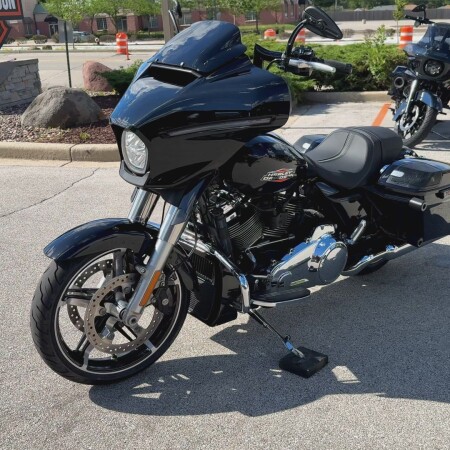 2024 Harley-Davidson® Street Glide® Vivid Black thumb 1