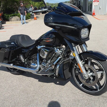 2024 Harley-Davidson® Street Glide® Vivid Black thumb 3