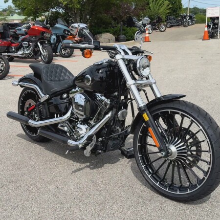 2017 Harley-Davidson® Breakout® Vivid Black thumb 3