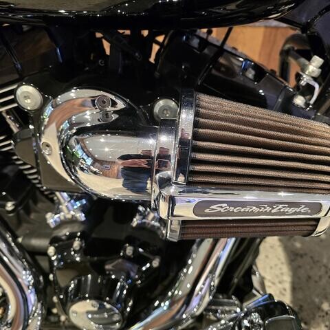 Harley-Davidson® CVO™ Road King® 2013 FLHRSE5 thumb 2