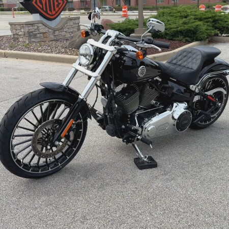 2017 Harley-Davidson® Breakout® Vivid Black thumb 1