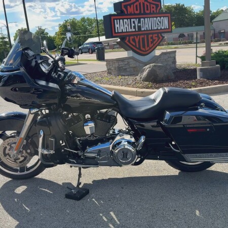 2011 Harley-Davidson® Road Glide® Custom Vivid Black thumb 0