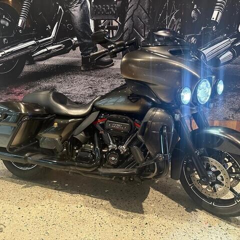 2017 Harley-Davidson® CVO™ Limited thumb 3