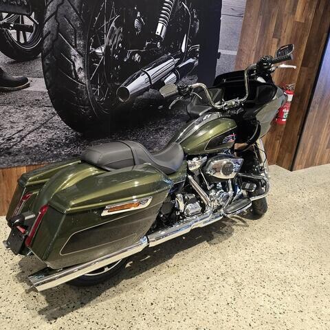 2025 Harley-Davidson® Road Glide® thumb 2