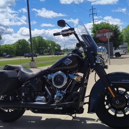 2026 Harley-Davidson® Heritage Classic Vivid Black Black Laced Wheels thumb 2