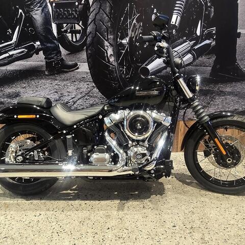 MY26 Harley-Davidson Softail Street Bob 117 W/ABS (FXBB) Vivid Black thumb 1