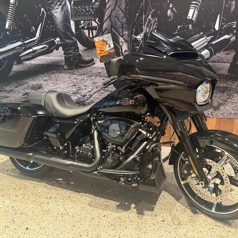 2026 Harley-Davidson® Street Glide® thumb 2