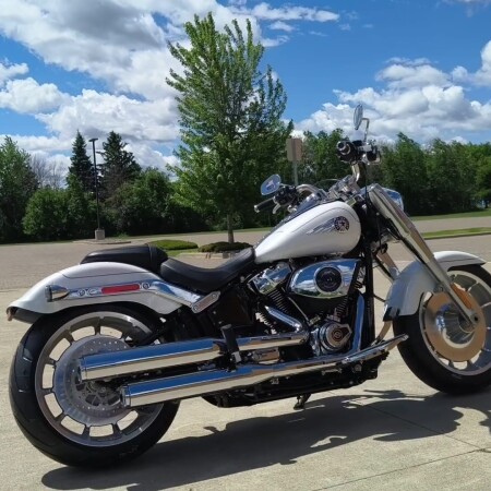 2026 Harley-Davidson® Fat Boy® White Onyx Pearl Chrome Trim thumb 3