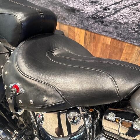 Harley-Davidson® Heritage Softail® Classic 2015 FLSTC  thumb 1