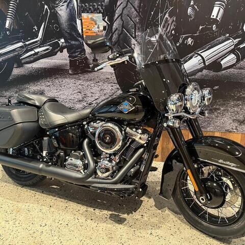 MY26 Harley-Davidson Softail Heritage Classic 117 w/ABS Cruise (FLHC) Vivid Black thumb 3