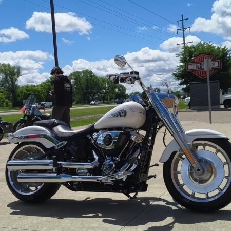 2026 Harley-Davidson® Fat Boy® White Onyx Pearl Chrome Trim thumb 2