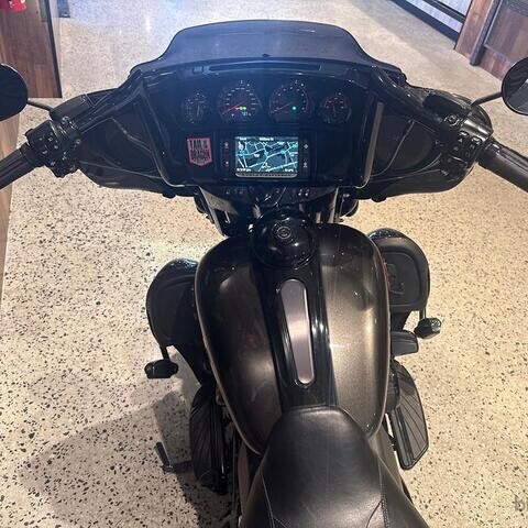 2017 Harley-Davidson® CVO™ Limited thumb 2