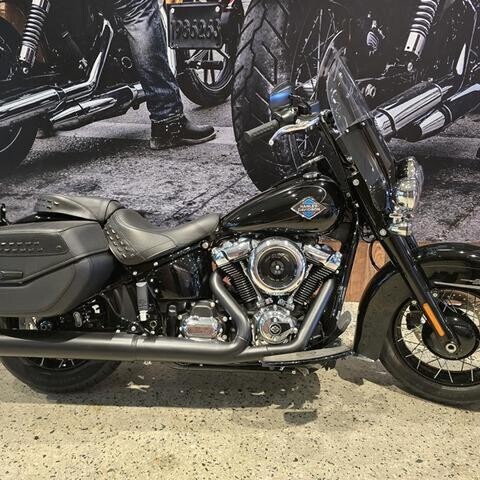 MY26 Harley-Davidson Softail Heritage Classic 117 w/ABS Cruise (FLHC) Vivid Black thumb 2
