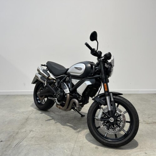 2021 Ducati Scrambler 1100 in Dark Stealth Black thumb 3