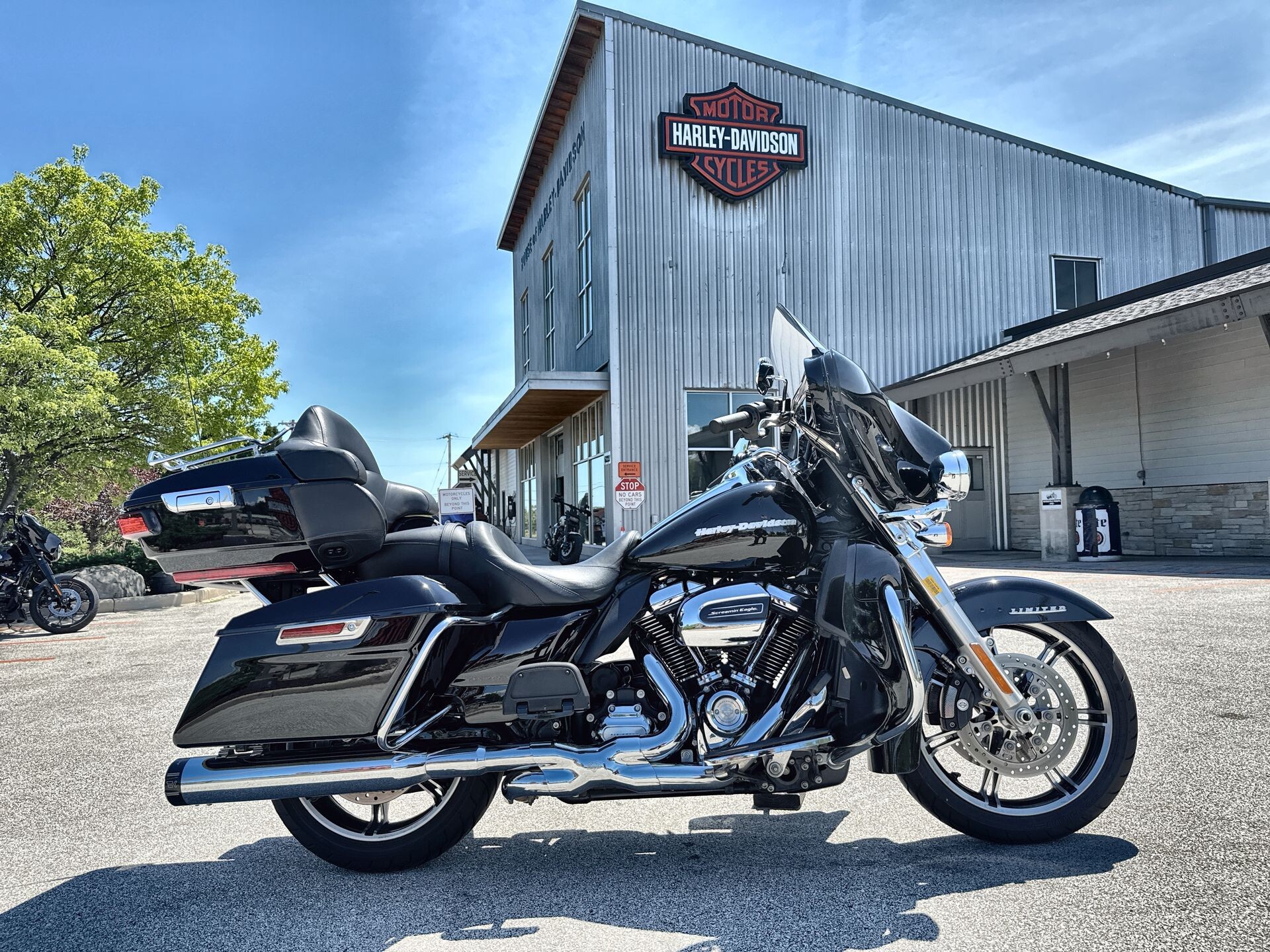 2022 Harley-Davidson® Ultra Limited Vivid Black