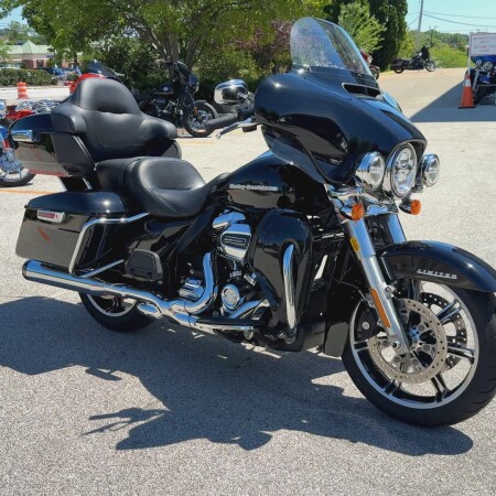 2022 Harley-Davidson® Ultra Limited Vivid Black thumb 3
