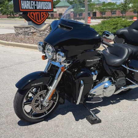 2022 Harley-Davidson® Ultra Limited Vivid Black thumb 1