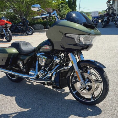 2026 Harley-Davidson® Road Glide® Olive Steel Metallic / Vivid Black Chrome Trim thumb 3
