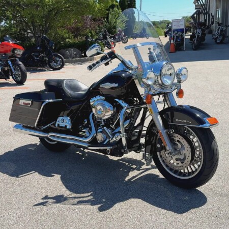 2011 Harley-Davidson® Road King® Exclusive - Vivid Black - Firefighter thumb 3