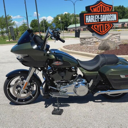 2026 Harley-Davidson® Road Glide® Olive Steel Metallic / Vivid Black Chrome Trim thumb 0