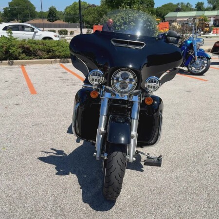 2022 Harley-Davidson® Ultra Limited Vivid Black thumb 2
